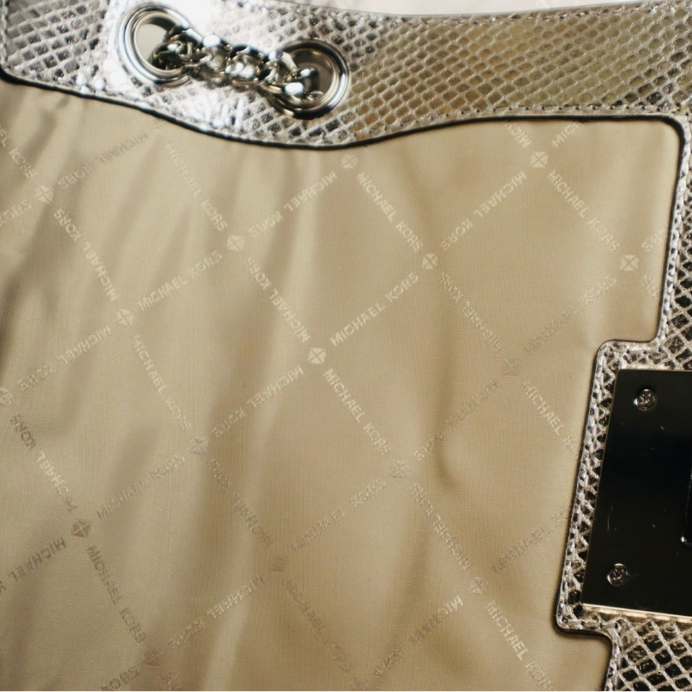 “HOST PICK” MICHAEL KORS Metallic Silver Quilted Leather with a Chain Strap - Picture 14 of 17